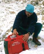 Fig. 5. Il motogeneratore portatile da 1 kW in azione sul ghiacciaio del Calderone.